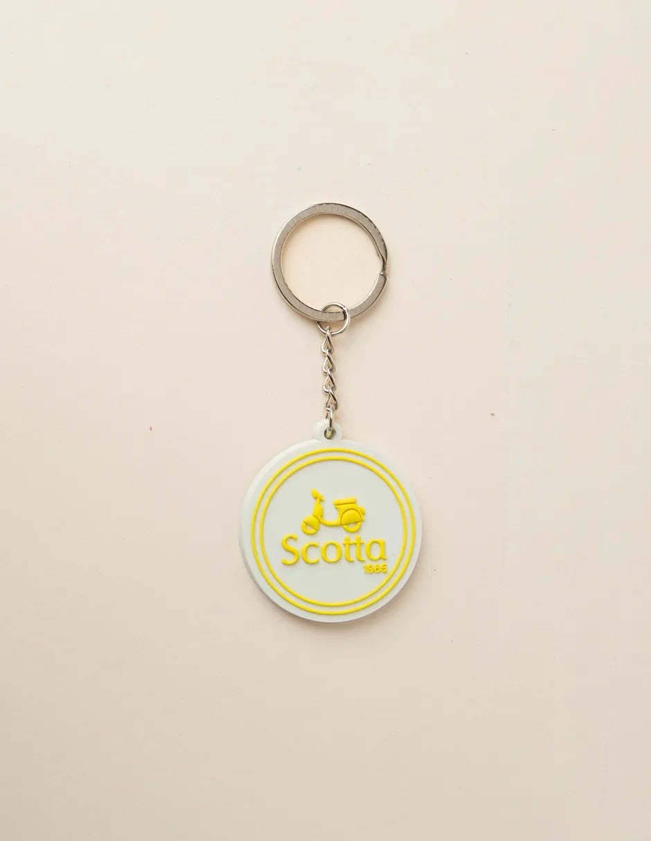 Llavero engomado logo amarillo | SCOTTA